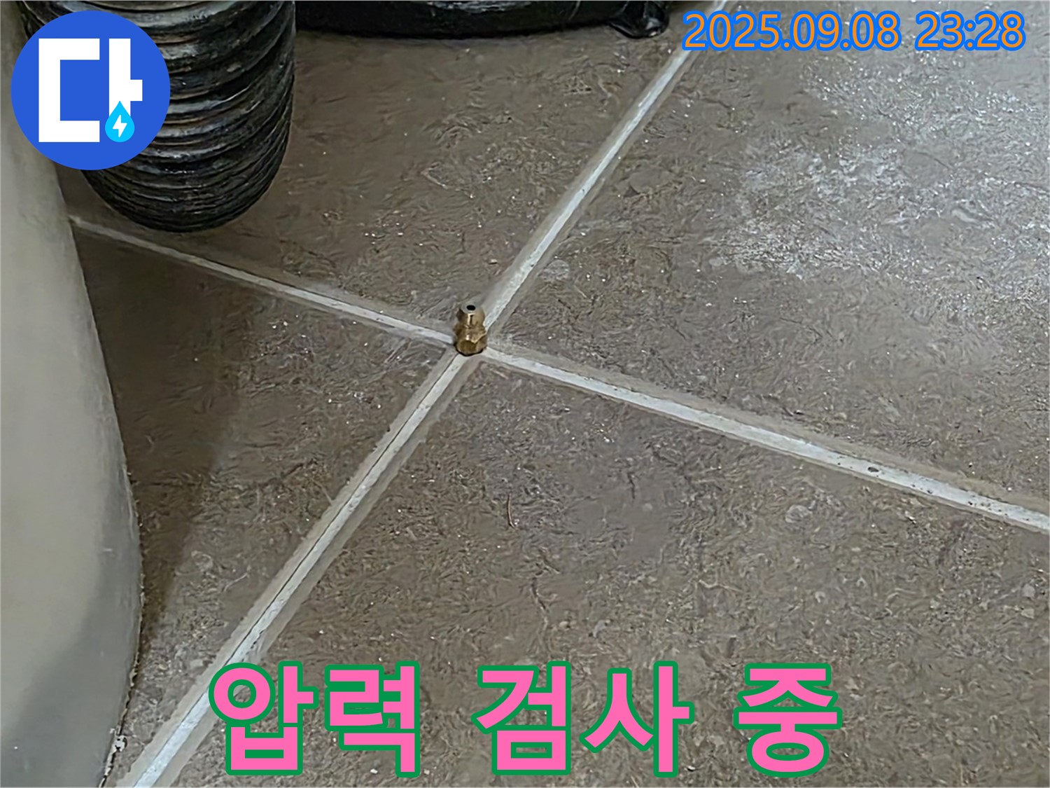 포천시 일동면 운악청계로 기산베스트빌 아파트 - 압력 검사를 통해 누수 지점 찾는 중