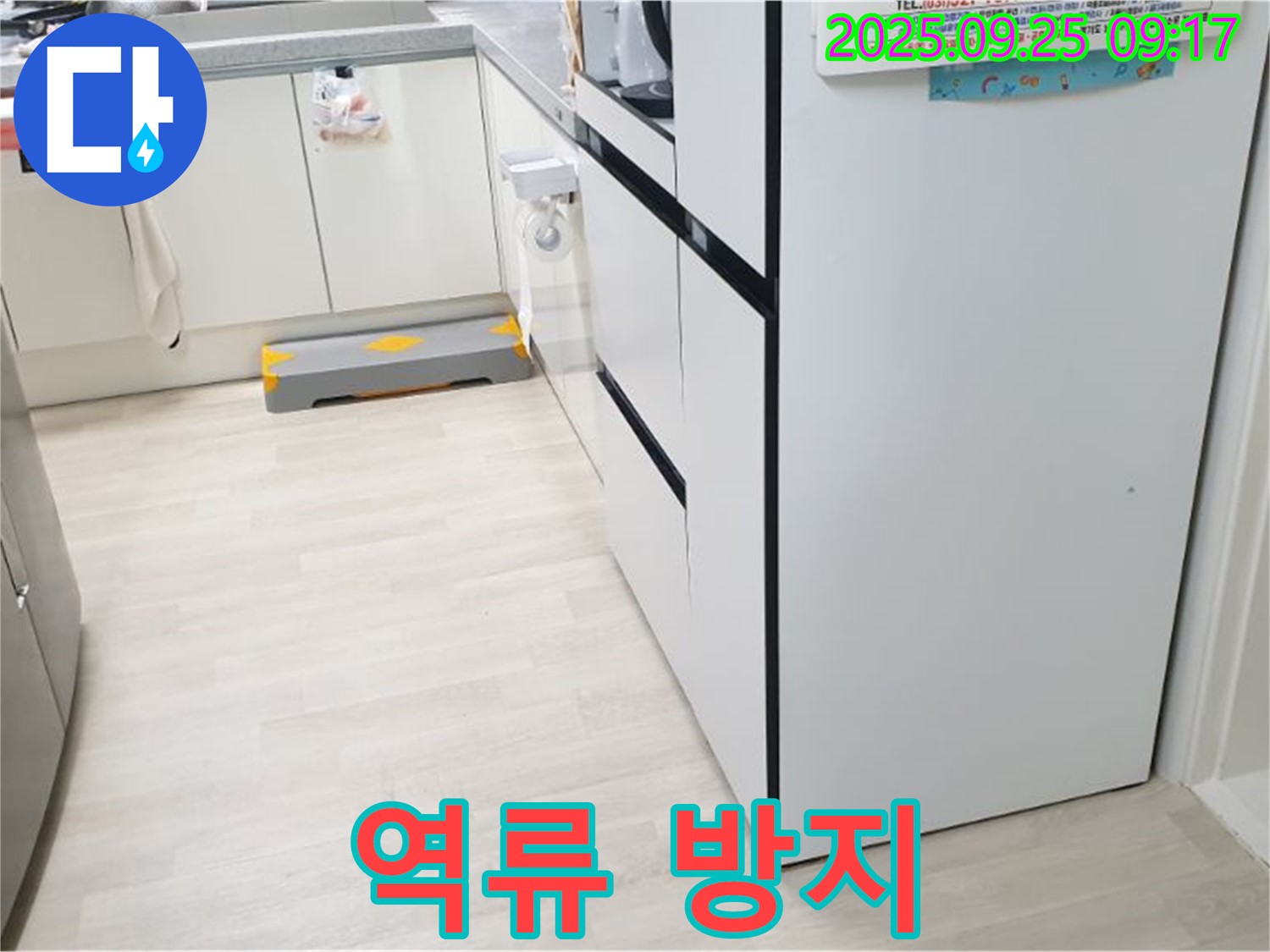 양주시 백석읍 연곡리 주방 싱크대 배수구 - 싱크대 배수구에 역류 방지 장치가 설치된 모습 - 배수구 역류 방지에 대한 기대감을 높입니다.