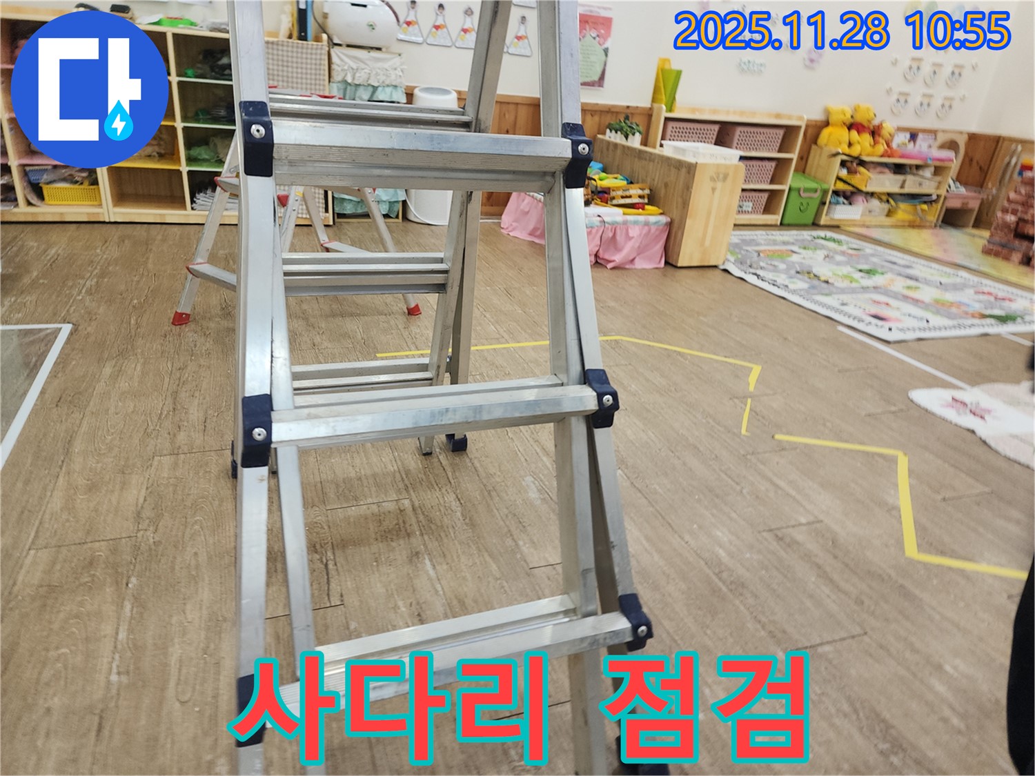 포천시 신북면 금동리 누수 점검 - 사다리를 이용하여 천장 누수 의심 부위를 꼼꼼하게 확인하고 있습니다.