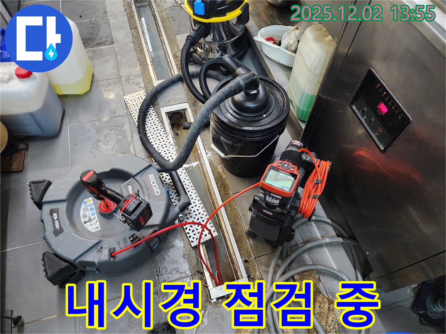 포천 이동면 노곡리 식당 트렌치 누수 - 내시경 카메라로 꼼꼼하게 점검하고 있습니다.