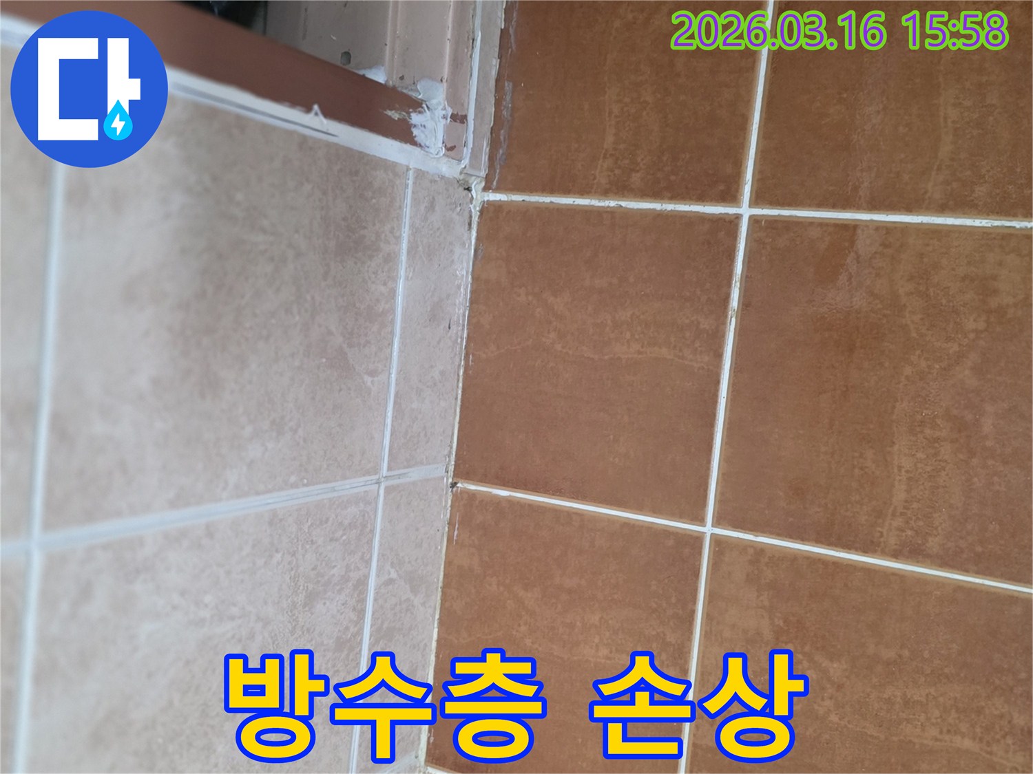 욕실 방수층이 약해지기 쉬운-샤워부스 프레임 주변의 상태를 점검하고 있습니다.