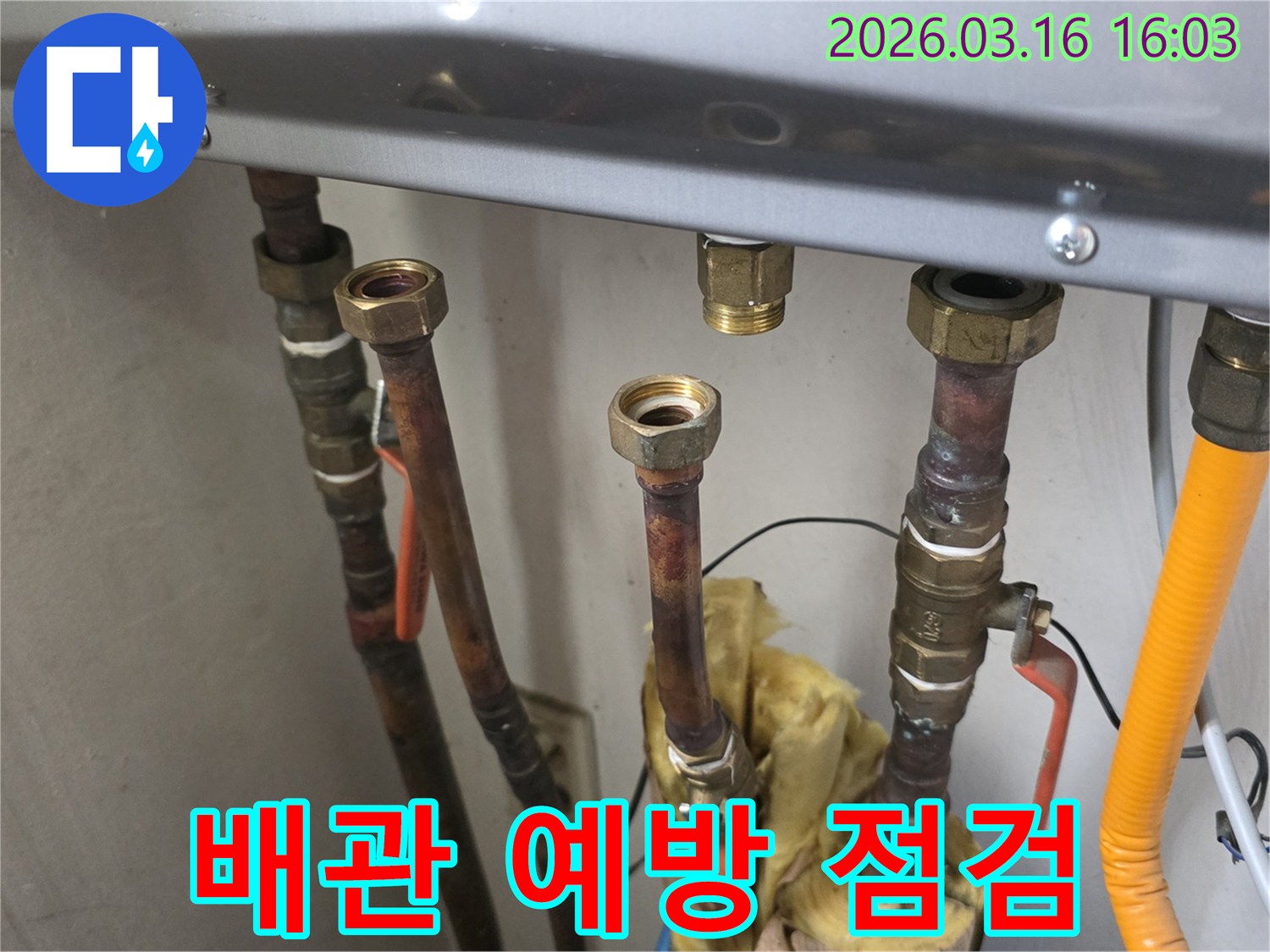 잠재적인 누수 발생을 예방하기 위해-배관 연결부를 분리하여-내부 상태를 정밀하게 점검하는-숙련된 엔지니어의 작업 현장입니다