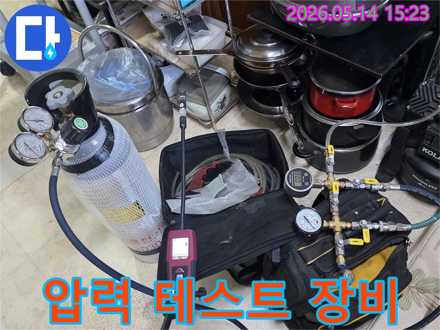 전문가가 누수 문제를 해결하기 위해-압력 게이지와 가스 탐지 장비를 꼼꼼히 점검하고 있습니다