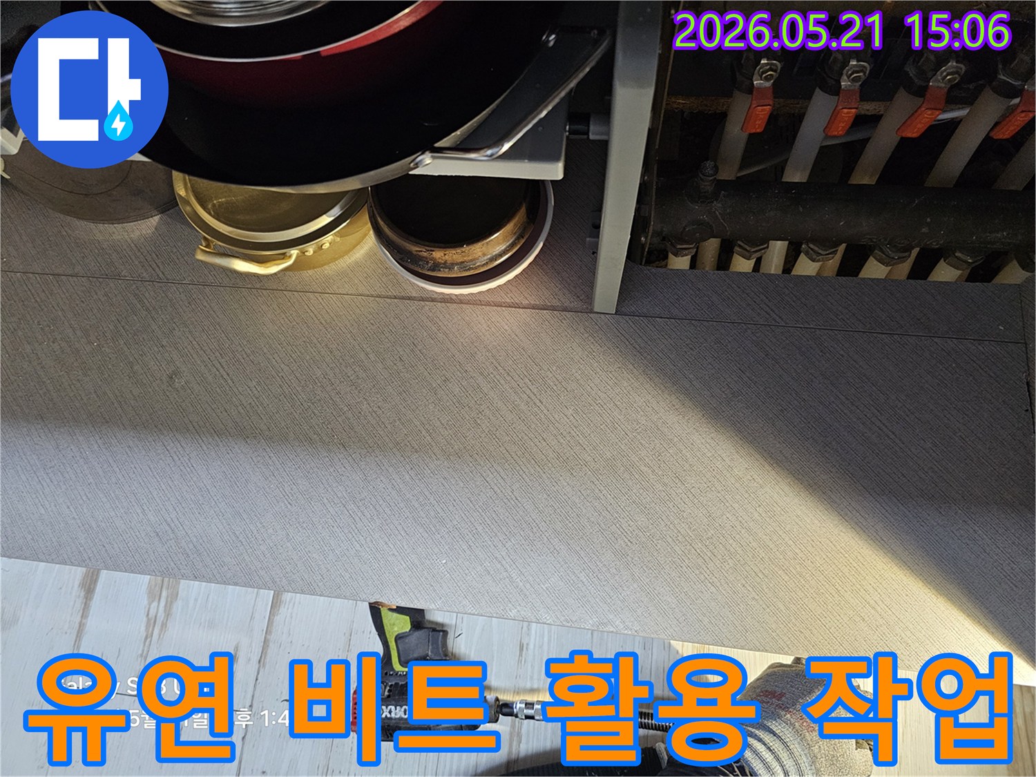 유연한-비트를-사용하여-접근하기-어려운-곳의-나사를-풀고-있는-모습입니다