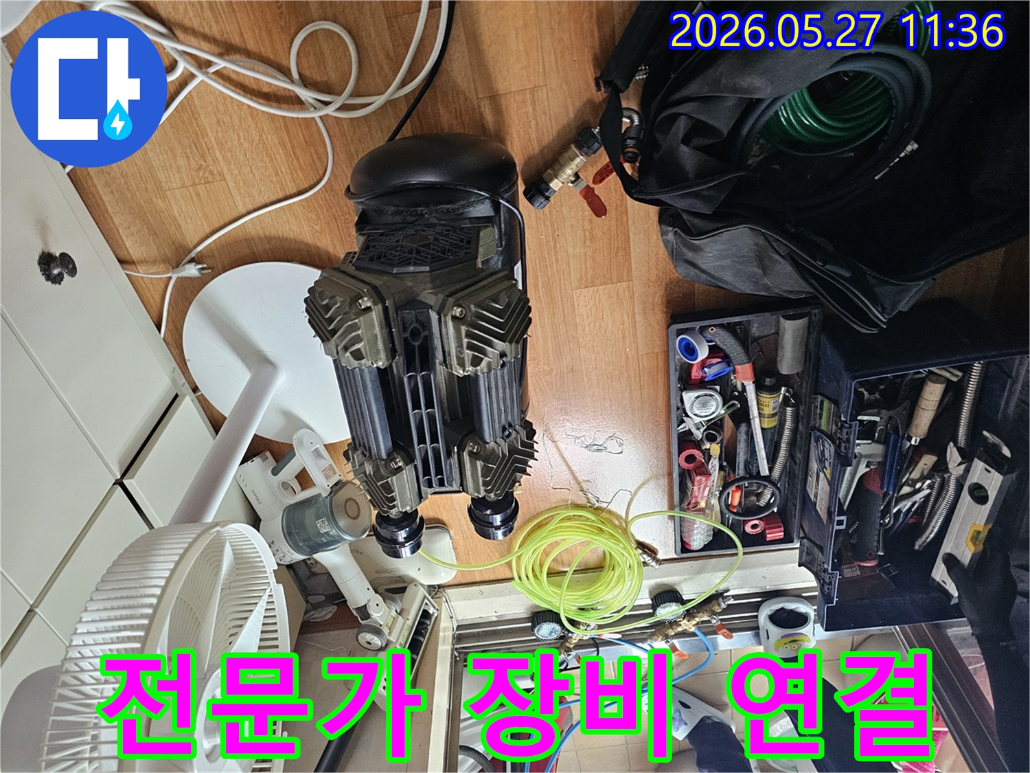숙련된 누수 엔지니어가-정확한 탐지를 위해-장비들을 세심하게 연결하는 작업 현장입니다.