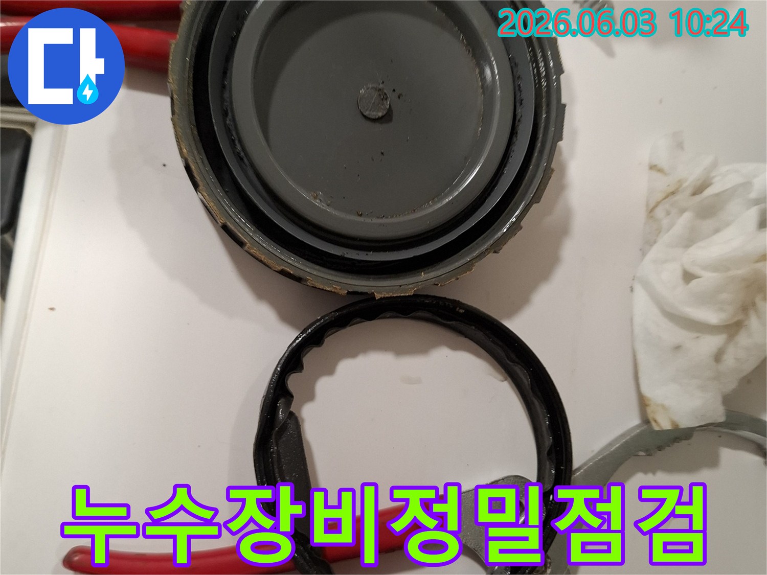 누수-탐지-장비의-내부-부품을-분해하여-정밀하게-점검하는-전문가의-모습