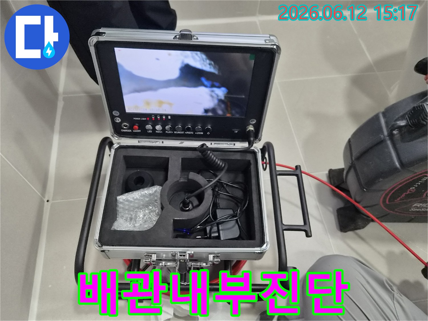 누수-공사-현장에서-배관-상태를-실시간으로-보여주는-내시경-장치