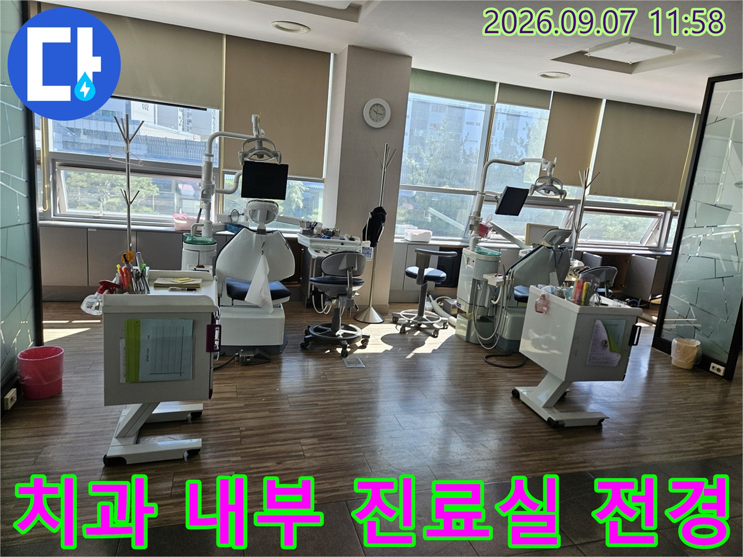 의료용 장비가 배치된-치과 진료실의 천장과 벽면 모습